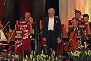 Prof. Helmut Steubl und das Wiener Hofburg Ballstreichorchesters (©Foto: Martin Schmitz)